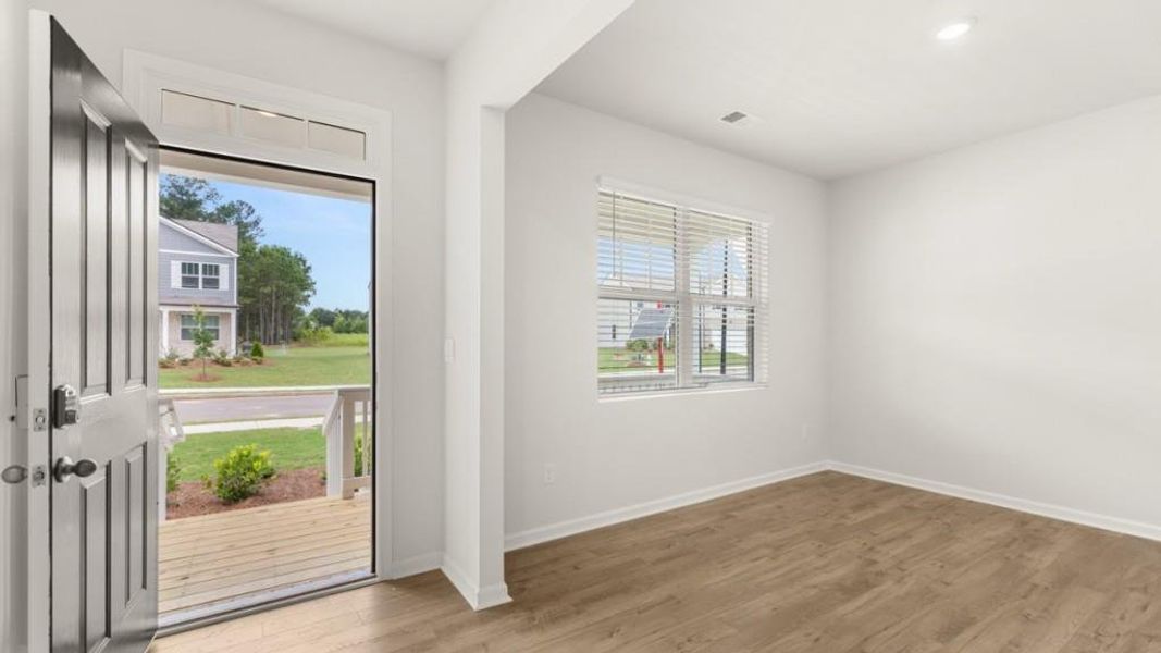 Spacious, unfurnished interior of a new home in Oaks at Cedar Grove, Fairburn (Image 19).