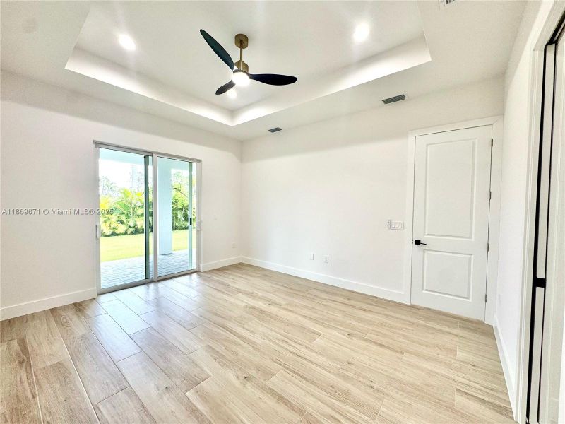 Spacious, unfurnished interior of a new home in , Rotonda West (Image 18).