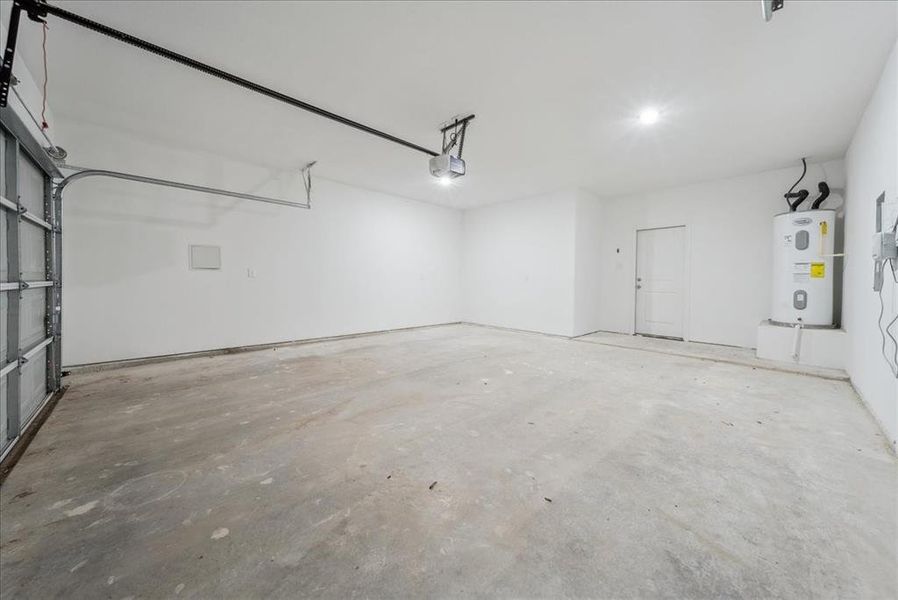 Spacious, unfurnished interior of a new home in , Fort Worth (Image 26).