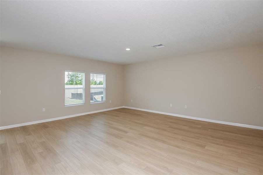Spacious, unfurnished interior of a new home in Pasadena Ridge, Zephyrhills (Image 13).