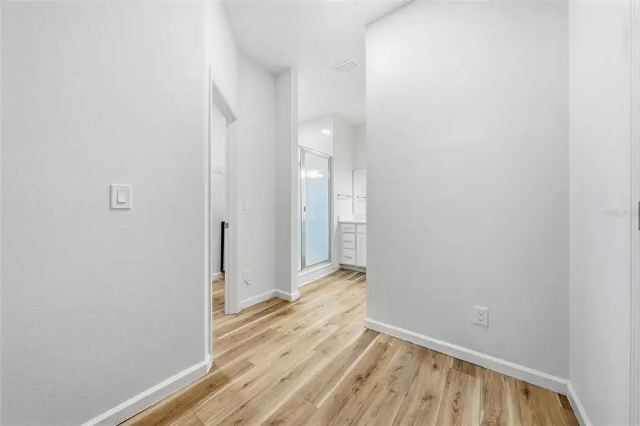 Spacious, unfurnished interior of a new home in , Altamonte Springs (Image 30).