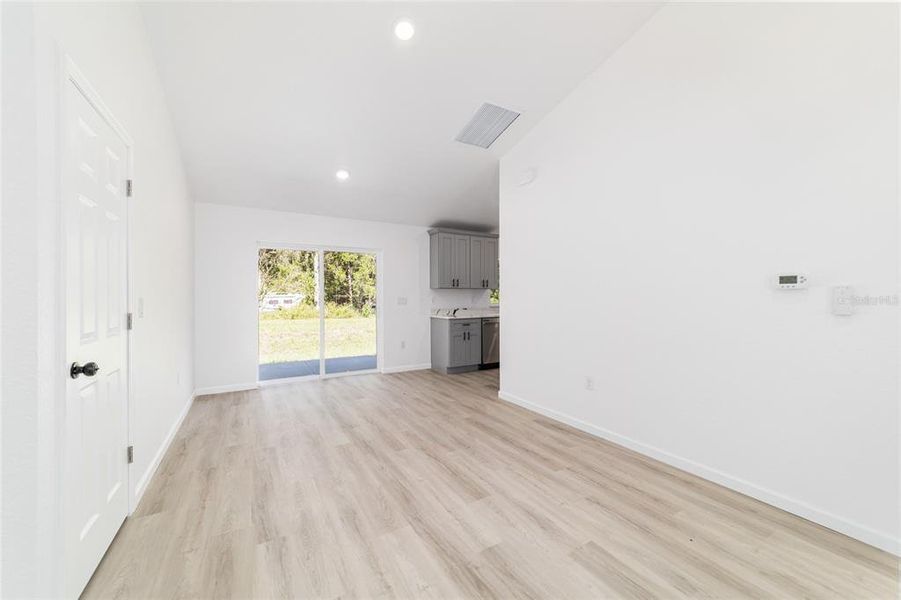 Spacious, unfurnished interior of a new home in , Ocala (Image 7).