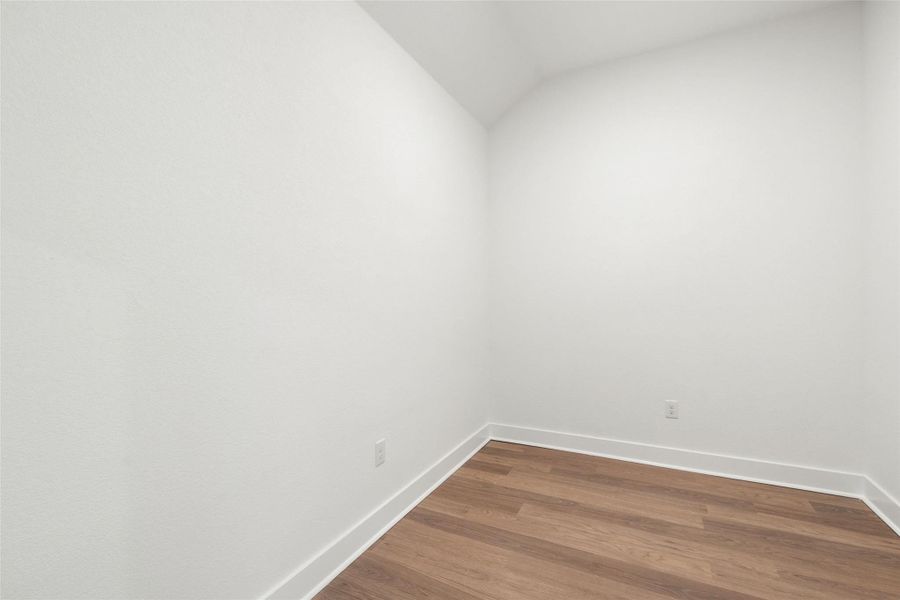 Spacious, unfurnished interior of a new home in Persimmon, Buda (Image 22).