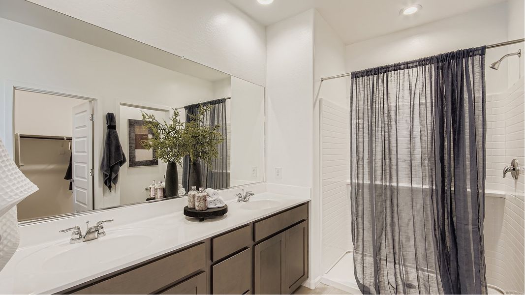 3560 Coronado Owners Bath 1of2 F1 Base2