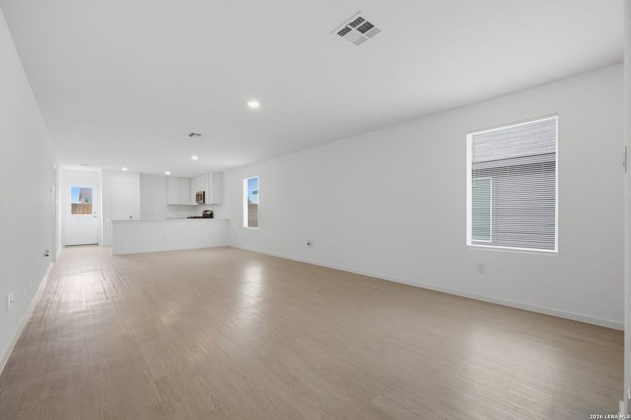 Spacious, unfurnished interior of a new home in Rose Valley, Converse (Image 14).