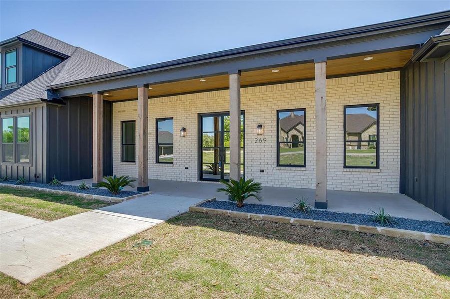 Exterior details and patio area of a home in , Lipan (Image 3).