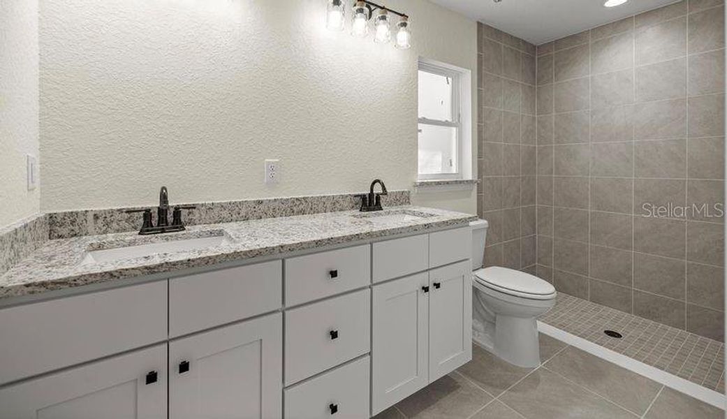 Furnished interior view inside a new home in , Ocklawaha (Image 5).