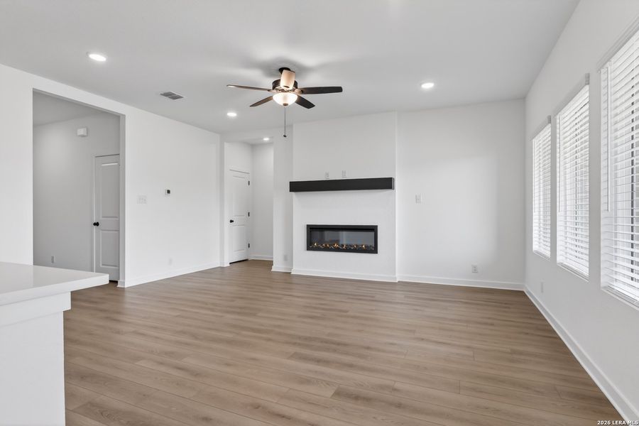Spacious, unfurnished interior of a new home in Nopal Valley, San Antonio (Image 14).