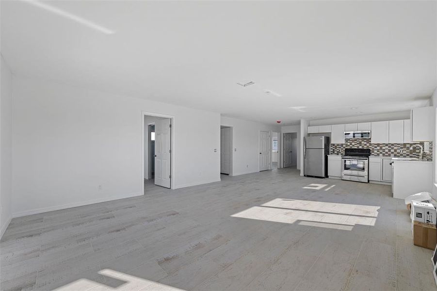 Spacious, unfurnished interior of a new home in , Bradenton Beach (Image 20).