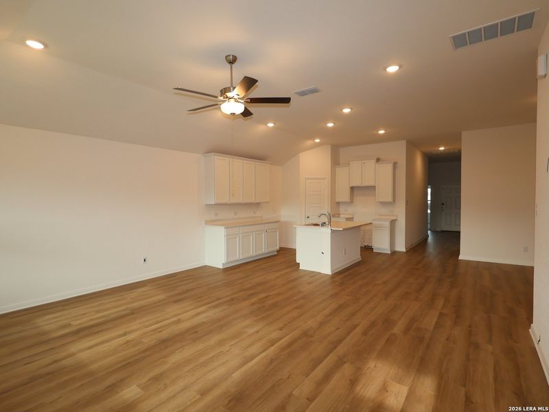 Spacious, unfurnished interior of a new home in Agave, San Antonio (Image 12).