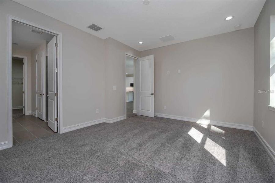Spacious, unfurnished interior of a new home in , Ocala (Image 5).