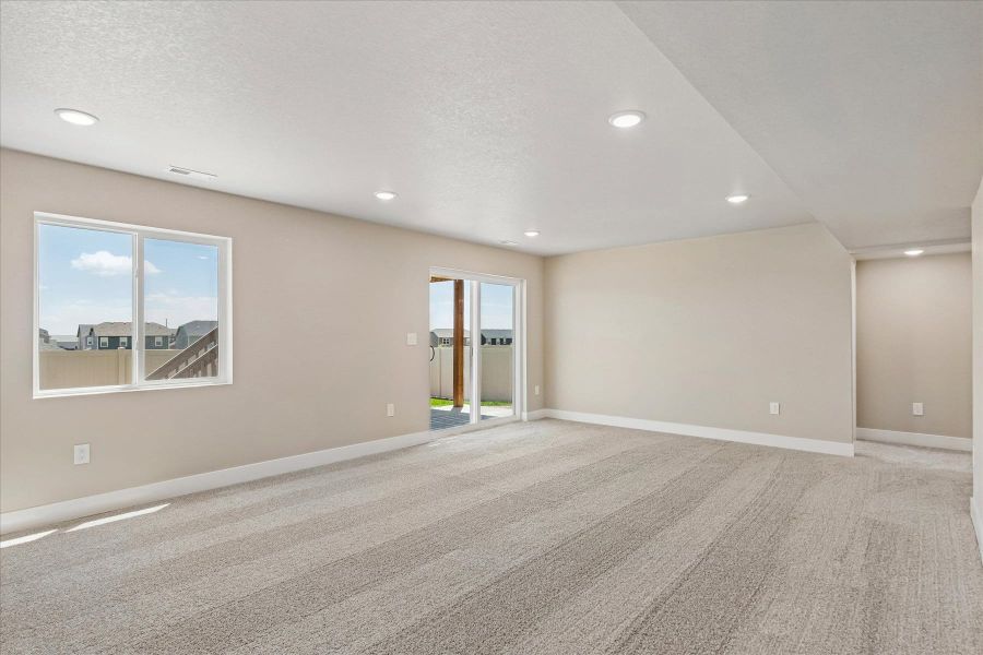Spacious, unfurnished interior of a new home in The Trails at Aspen Ridge, Colorado Springs (Image 25).