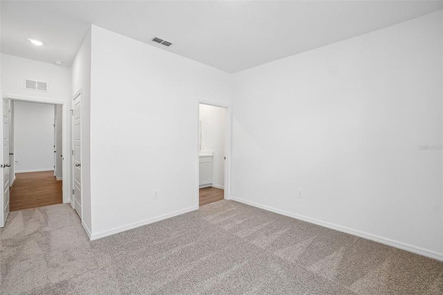 Spacious, unfurnished interior of a new home in Hawthorne Ranch, Lakeland (Image 25).