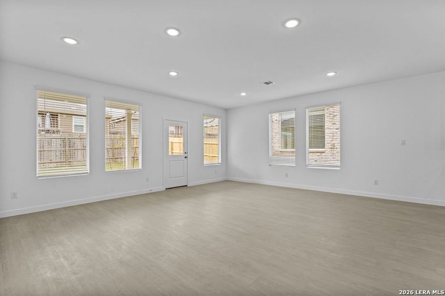 Spacious, unfurnished interior of a new home in Sky Ranch, New Braunfels (Image 10).