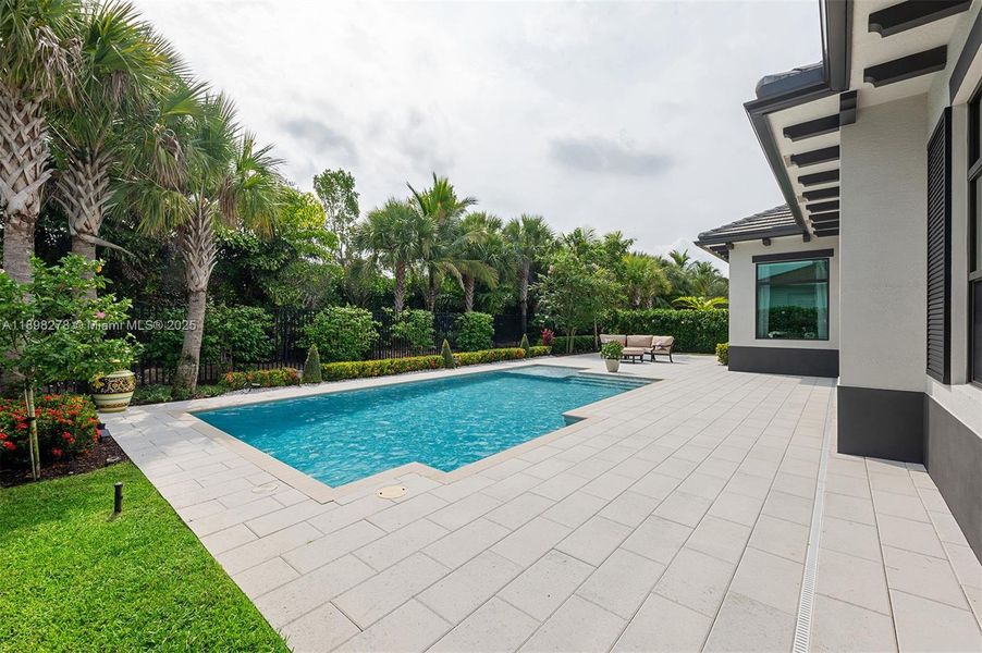 Exterior details and patio area of a home in , Palm Beach Gardens (Image 1).