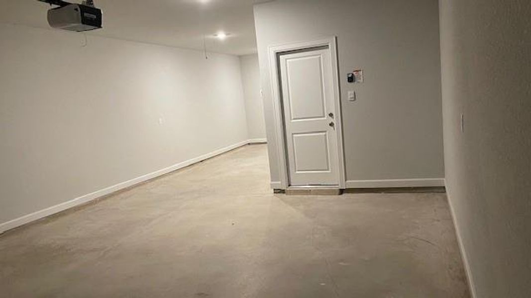 Spacious, unfurnished interior of a new home in Wellborn Settlement, College Station (Image 5).