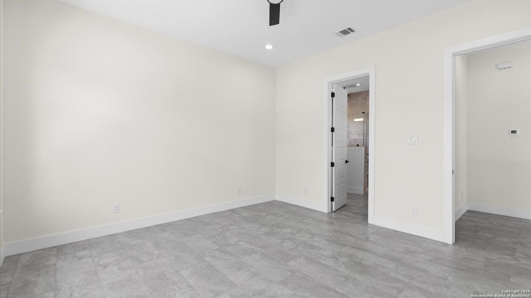 Spacious, unfurnished interior of a new home in , Blanco (Image 34).