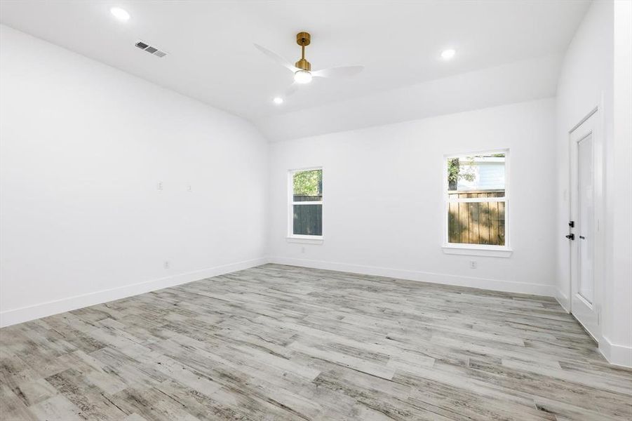 Spacious, unfurnished interior of a new home in , Gun Barrel City (Image 12).