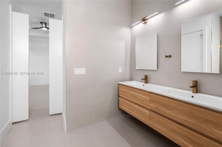 Furnished interior view inside a new home in , Cape Coral (Image 15).