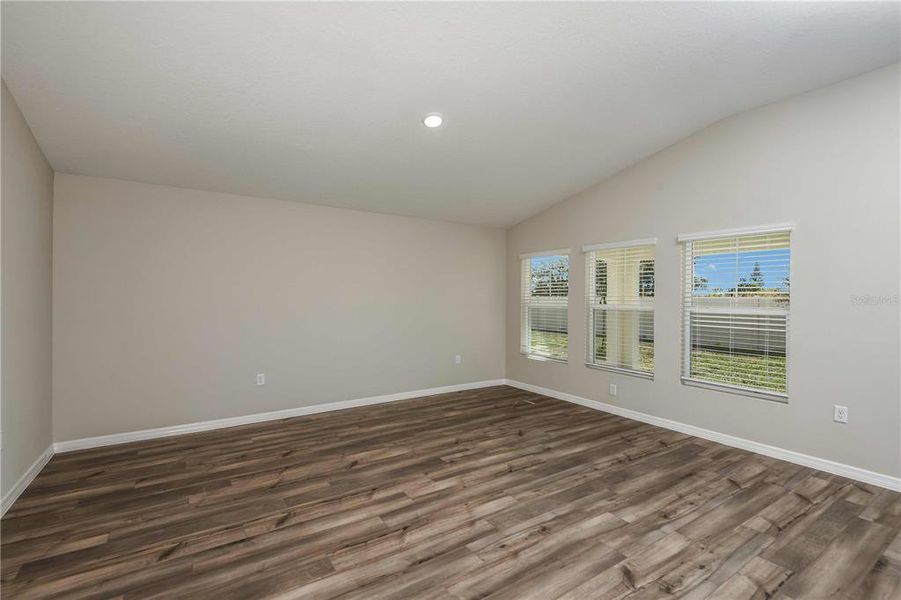 Spacious, unfurnished interior of a new home in Pasadena Ridge, Zephyrhills (Image 24).