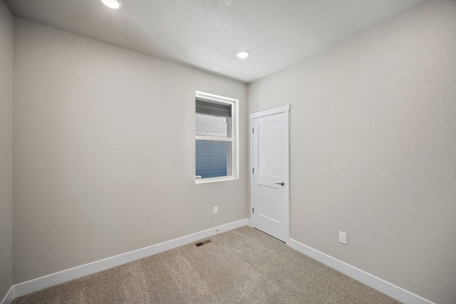 Spacious, unfurnished interior of a new home in Trails at Aspen Ridge-3, Colorado Springs (Image 20).