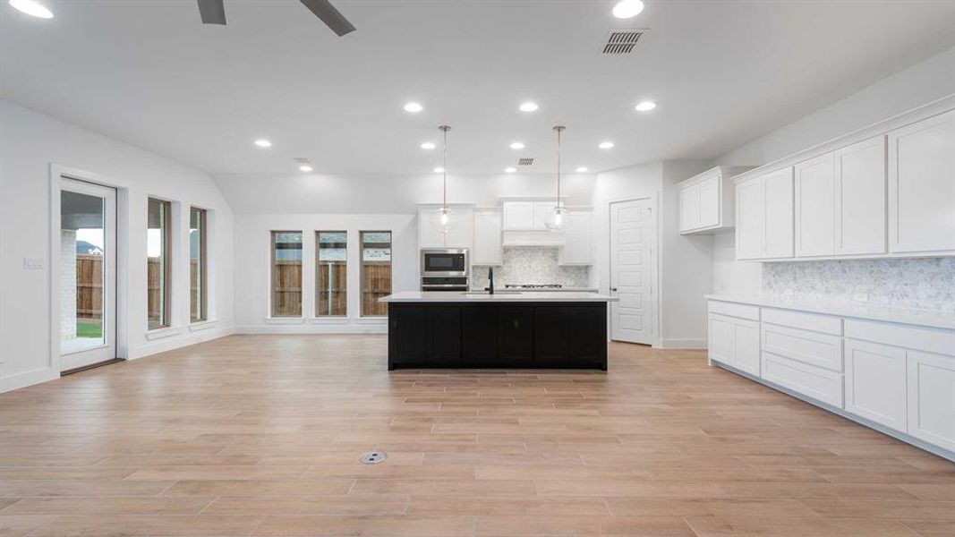 Spacious, unfurnished interior of a new home in Myrtle Creek 60', Waxahachie (Image 14).
