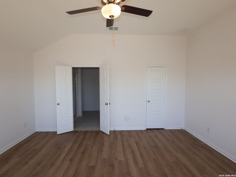 Spacious, unfurnished interior of a new home in Hunters Ranch, San Antonio (Image 31).