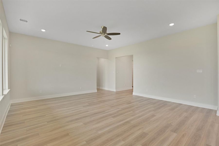 Spacious, unfurnished interior of a new home in Lago Mar, Texas City (Image 29).