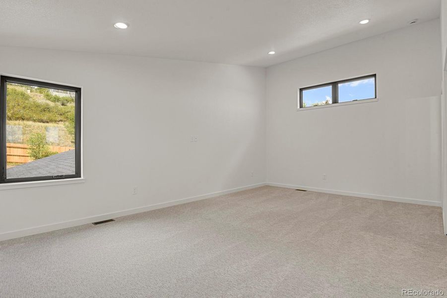 Upper level loft/secondary suite Upper level loft/secondary suite