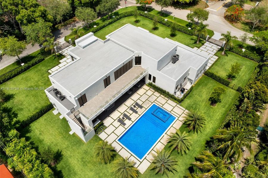 Exterior details and patio area of a home in , Pinecrest (Image 43).