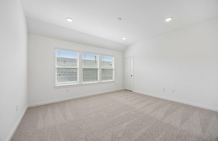 Spacious, unfurnished interior of a new home in Ellerden, Tomball (Image 24).