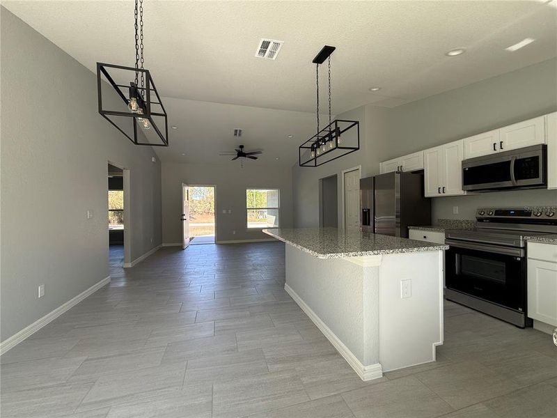 Spacious, unfurnished interior of a new home in , Ocklawaha (Image 9).