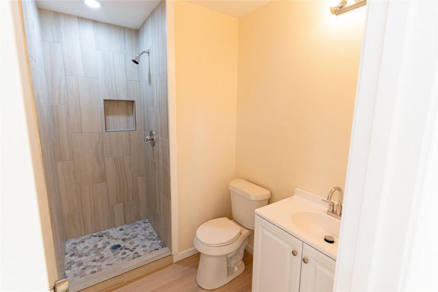 Furnished interior view inside a new home in , Bacliff (Image 4).