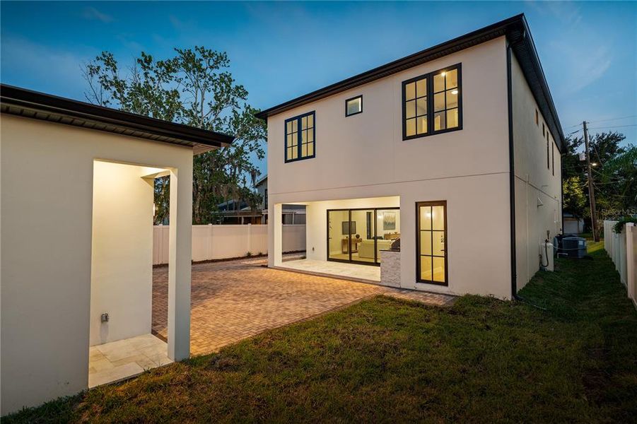 Exterior details and patio area of a home in College Park, Orlando (Image 23).