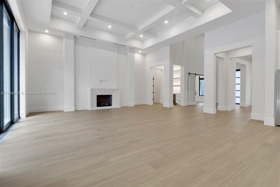 Spacious, unfurnished interior of a new home in , Naples (Image 24).