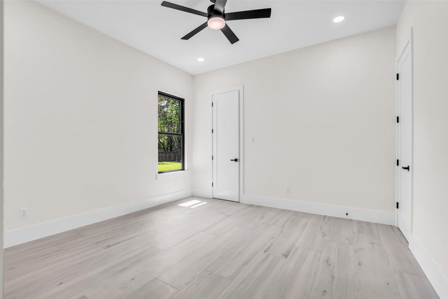 Spacious, unfurnished interior of a new home in , Tomball (Image 39).