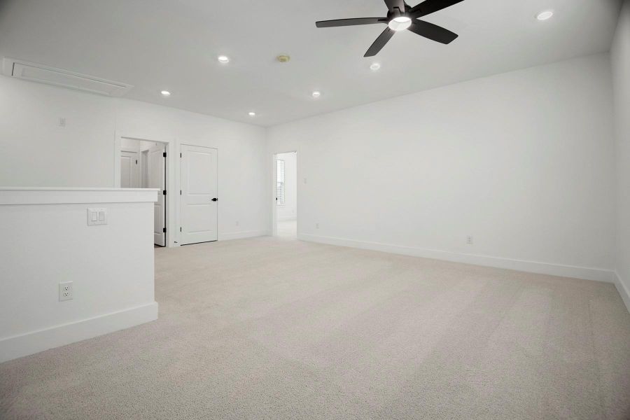 Spacious, unfurnished interior of a new home in Hallimore Ranch, Rosenberg (Image 23).