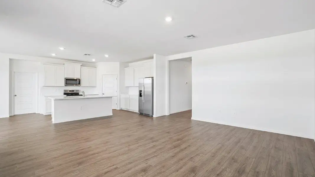 Spacious, unfurnished interior of a new home in Harmony at Lake Eloise, Winter Haven (Image 18).