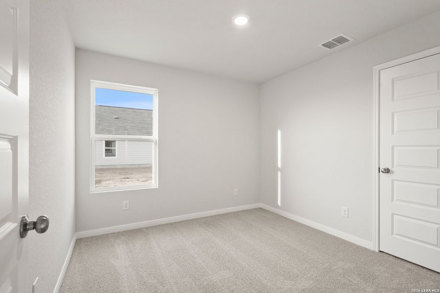 Spacious, unfurnished interior of a new home in Dauer Ranch, New Braunfels (Image 21).