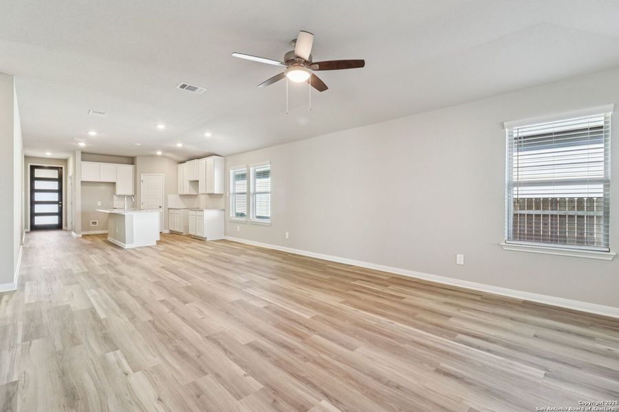 Spacious, unfurnished interior of a new home in Catalina, Converse (Image 35).