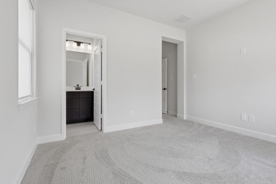 Spacious, unfurnished interior of a new home in Sienna, Missouri City (Image 28).
