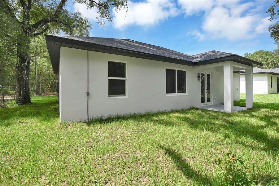 Exterior details and patio area of a home in , Dunnellon (Image 24).