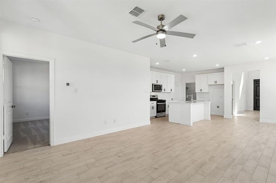 Spacious, unfurnished interior of a new home in Bellagio, Forney (Image 10).