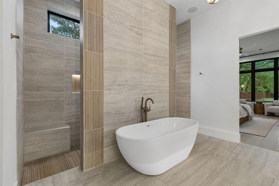 Furnished interior view inside a new home in , Colleyville (Image 9).