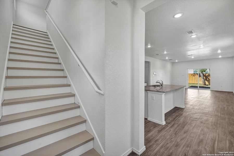 Spacious, unfurnished interior of a new home in Blue Ridge Ranch, San Antonio (Image 20).