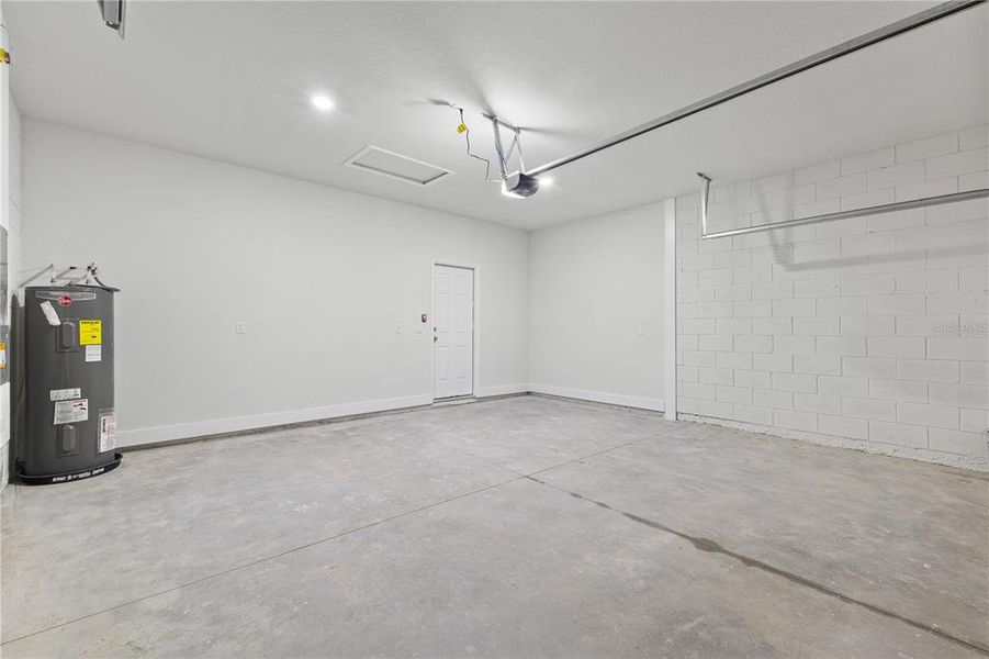 Spacious, unfurnished interior of a new home in , Citrus Springs (Image 17).