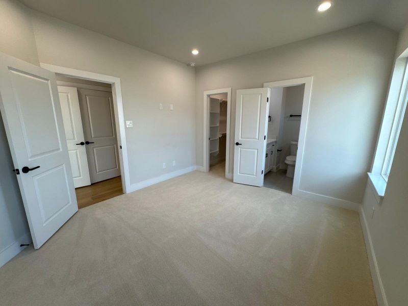 Spacious, unfurnished interior of a new home in , Houston (Image 33).