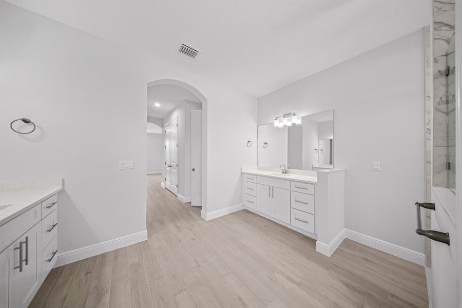 Spacious, unfurnished interior of a new home in , Port St. Lucie (Image 11).