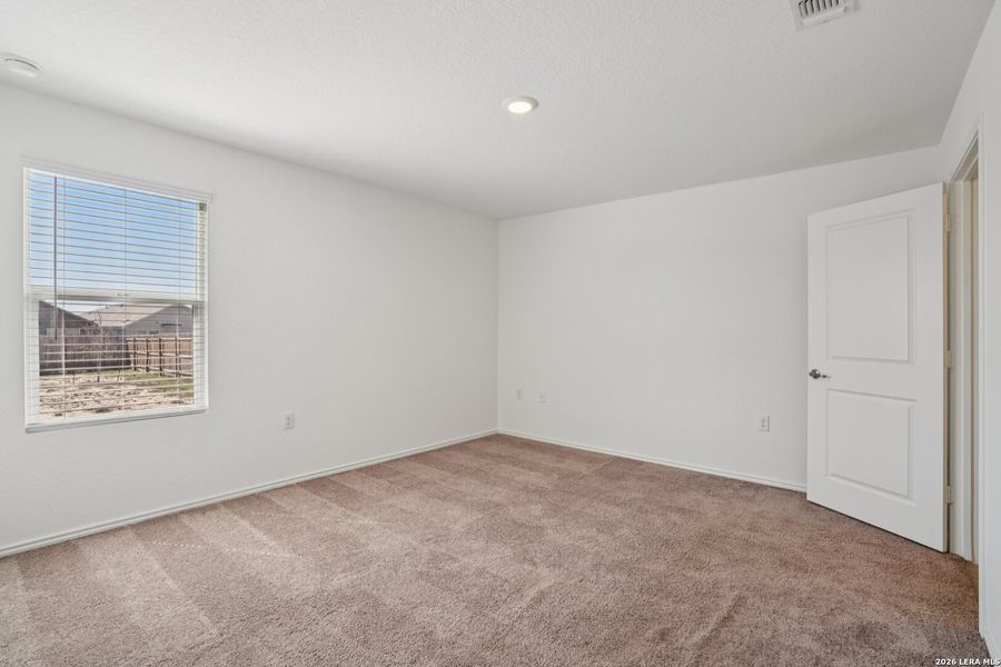 Spacious, unfurnished interior of a new home in Valle Sol, Von Ormy (Image 21).