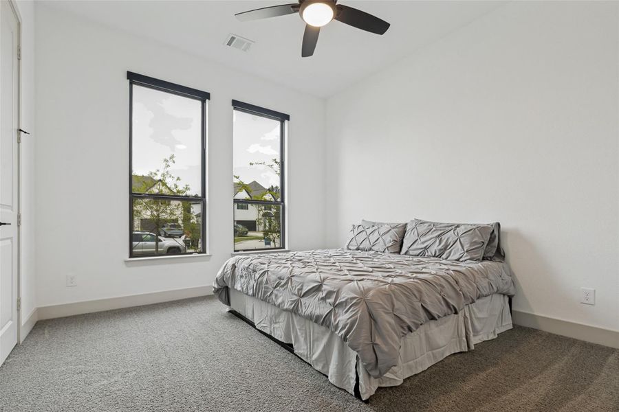 Guest Bedroom w En-suite